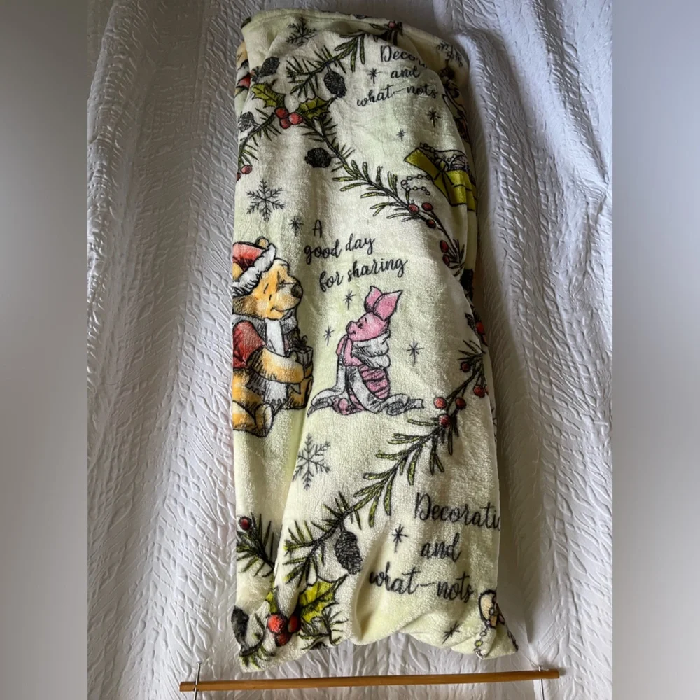 Disney Winnie the Pooh & Friends Christmas Cloud Throw - NWT ***